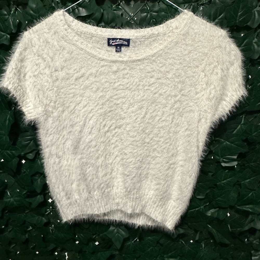 Fuzzy white crop shortsleeved sweater